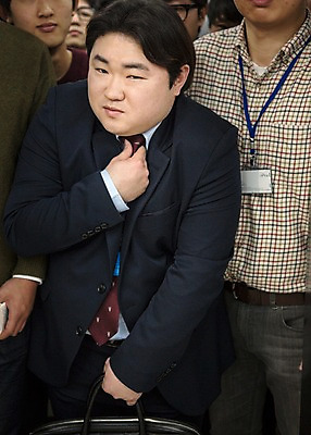 포토 JPG 라이프스타일 남자 서류가방 비즈니스 모션 넥타이 실내 서기 들기 사람 동양인 정장 여러명 상반신 성인 앞모습 30대 비즈니스라이프 한국인 직장인 비즈니스맨 찡그림 엘리베이터 비만 신입사원 성인남자만 국내포토 직업 잡화 옷 뷰포인트 다수 가방 표정 인종 내부 생활 장년 몸매 남자만 성인만 파일형식