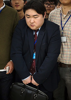 포토 JPG 라이프스타일 남자 서류가방 비즈니스 모션 실내 서기 들기 사람 동양인 정장 여러명 상반신 성인 앞모습 30대 비즈니스라이프 한국인 직장인 비즈니스맨 엘리베이터 비만 신입사원 사원증 성인남자만 국내포토 직업 옷 뷰포인트 다수 가방 인종 내부 생활 장년 몸매 남자만 성인만 파일형식