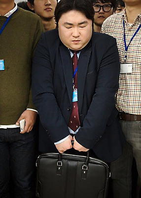 포토 JPG 라이프스타일 남자 서류가방 회사 비즈니스 모션 실내 서기 들기 사람 동양인 정장 여러명 상반신 성인 앞모습 30대 비즈니스라이프 한국인 직장인 비즈니스맨 엘리베이터 비만 신입사원 사원증 성인남자만 국내포토 직업 옷 뷰포인트 다수 가방 인종 내부 생활 장년 몸매 남자만 성인만 파일형식