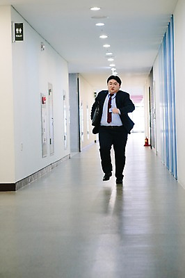 포토 JPG 전신 라이프스타일 남자 회사 비즈니스 모션 실내 한명 사람 동양인 정장 성인 앞모습 30대 비즈니스라이프 달리기 한국인 직장인 비즈니스맨 복도 지각 비만 신입사원 성인남자한명만 장년만 장년남자만 장년남자한명만 국내포토 직업 1 옷 뷰포인트 인종 내부 생활 장년 몸매 남자만 남자한명만 성인남자만 성인만 파일형식