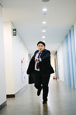 포토 JPG 전신 라이프스타일 남자 서류가방 회사 비즈니스 모션 실내 한명 들기 사람 동양인 정장 성인 앞모습 30대 비즈니스라이프 달리기 한국인 직장인 비즈니스맨 복도 지각 비만 손목시계 신입사원 성인남자한명만 장년만 장년남자만 장년남자한명만 국내포토 직업 1 옷 뷰포인트 시계 가방 장신구 인종 내부 생활 장년 몸매 남자만 남자한명만 성인남자만 성인만 파일형식