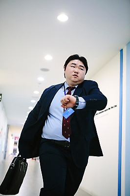 포토 JPG 라이프스타일 남자 서류가방 회사 비즈니스 모션 실내 한명 들기 사람 동양인 정장 상반신 성인 앞모습 30대 비즈니스라이프 달리기 한국인 직장인 비즈니스맨 복도 지각 비만 손목시계 신입사원 성인남자한명만 장년만 장년남자만 장년남자한명만 국내포토 직업 1 옷 뷰포인트 시계 가방 장신구 인종 내부 생활 장년 몸매 남자만 남자한명만 성인남자만 성인만 파일형식