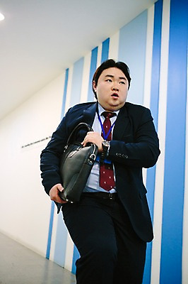 포토 JPG 라이프스타일 남자 서류가방 회사 비즈니스 모션 실내 한명 들기 사람 동양인 정장 상반신 성인 앞모습 30대 비즈니스라이프 달리기 한국인 직장인 비즈니스맨 복도 지각 비만 신입사원 성인남자한명만 장년만 장년남자만 장년남자한명만 국내포토 직업 1 옷 뷰포인트 가방 인종 내부 생활 장년 몸매 남자만 남자한명만 성인남자만 성인만 파일형식