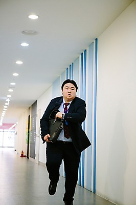 포토 JPG 전신 라이프스타일 남자 서류가방 비즈니스 모션 실내 한명 미소 들기 사람 동양인 정장 성인 앞모습 30대 비즈니스라이프 달리기 한국인 직장인 비즈니스맨 복도 지각 비만 신입사원 성인남자한명만 장년만 장년남자만 장년남자한명만 국내포토 직업 1 옷 뷰포인트 가방 표정 인종 내부 생활 장년 몸매 남자만 남자한명만 성인남자만 성인만 파일형식