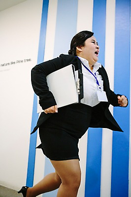 포토 JPG 전신 라이프스타일 여자 회사 비즈니스 모션 실내 한명 들기 사람 동양인 정장 성인 옆모습 30대 비즈니스라이프 달리기 한국인 직장인 비즈니스우먼 복도 지각 비만 문서 성인여자한명만 장년만 장년여자만 장년여자한명만 국내포토 직업 1 옷 뷰포인트 인종 내부 생활 장년 몸매 여자만 여자한명만 성인여자만 성인만 파일형식