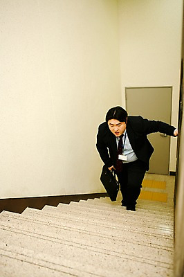 포토 JPG 전신 라이프스타일 남자 서류가방 회사 비즈니스 모션 실내 피곤 한명 들기 사람 동양인 정장 성인 앞모습 30대 비즈니스라이프 계단 한국인 직장인 비즈니스맨 지각 비만 신입사원 오르기 성인남자한명만 장년만 장년남자만 장년남자한명만 국내포토 직업 1 옷 뷰포인트 컨셉 가방 인종 내부 생활 장년 몸매 남자만 남자한명만 성인남자만 성인만 파일형식