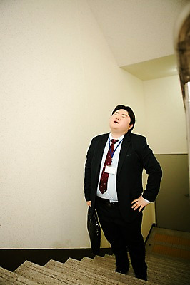 포토 JPG 전신 라이프스타일 남자 서류가방 비즈니스 모션 실내 피곤 한명 서기 들기 사람 동양인 정장 성인 앞모습 30대 비즈니스라이프 계단 한국인 직장인 비즈니스맨 지각 비만 신입사원 성인남자한명만 장년만 장년남자만 장년남자한명만 국내포토 직업 1 옷 뷰포인트 컨셉 가방 인종 내부 생활 장년 몸매 남자만 남자한명만 성인남자만 성인만 파일형식