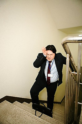 포토 JPG 전신 라이프스타일 남자 서류가방 비즈니스 모션 실내 피곤 한명 서기 사람 동양인 정장 성인 앞모습 30대 비즈니스라이프 계단 한국인 직장인 비즈니스맨 지각 비만 신입사원 성인남자한명만 장년만 장년남자만 장년남자한명만 국내포토 직업 1 옷 뷰포인트 컨셉 가방 인종 내부 생활 장년 몸매 남자만 남자한명만 성인남자만 성인만 파일형식