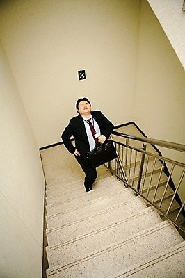 포토 JPG 전신 라이프스타일 남자 서류가방 비즈니스 모션 실내 피곤 한명 서기 들기 사람 동양인 정장 성인 앞모습 30대 비즈니스라이프 계단 한국인 직장인 비즈니스맨 지각 비만 신입사원 성인남자한명만 장년만 장년남자만 장년남자한명만 국내포토 직업 1 옷 뷰포인트 컨셉 가방 인종 내부 생활 장년 몸매 남자만 남자한명만 성인남자만 성인만 파일형식