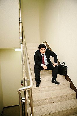 포토 JPG 전신 라이프스타일 남자 서류가방 비즈니스 모션 휴식 실내 피곤 한명 사람 앉기 동양인 정장 성인 앞모습 30대 비즈니스라이프 계단 한국인 직장인 비즈니스맨 지각 비만 신입사원 성인남자한명만 장년만 장년남자만 장년남자한명만 국내포토 직업 1 옷 뷰포인트 컨셉 가방 인종 내부 생활 장년 몸매 남자만 남자한명만 성인남자만 성인만 파일형식