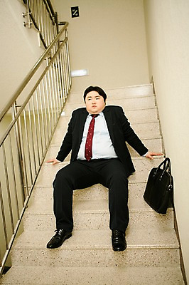 포토 JPG 전신 라이프스타일 남자 서류가방 비즈니스 모션 휴식 실내 한명 사람 앉기 동양인 정장 성인 앞모습 30대 비즈니스라이프 계단 한국인 직장인 비즈니스맨 지각 비만 신입사원 성인남자한명만 장년만 장년남자만 장년남자한명만 국내포토 직업 1 옷 뷰포인트 컨셉 가방 인종 내부 생활 장년 몸매 남자만 남자한명만 성인남자만 성인만 파일형식