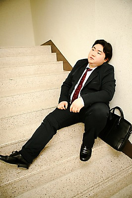 포토 JPG 전신 라이프스타일 응시 남자 서류가방 비즈니스 모션 휴식 실내 피곤 한명 사람 앉기 동양인 정장 성인 앞모습 30대 비즈니스라이프 계단 한국인 직장인 비즈니스맨 지각 비만 성인남자한명만 장년만 장년남자만 장년남자한명만 국내포토 직업 1 시선 옷 뷰포인트 컨셉 가방 인종 내부 생활 장년 몸매 남자만 남자한명만 성인남자만 성인만 파일형식