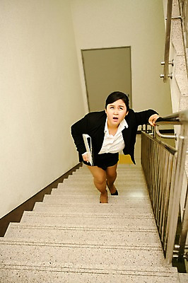 포토 JPG 전신 라이프스타일 응시 여자 비즈니스 모션 실내 피곤 한명 들기 사람 동양인 정장 성인 앞모습 30대 비즈니스라이프 걷기 계단 한국인 직장인 비즈니스우먼 지각 비만 신입사원 문서 성인여자한명만 장년만 장년여자만 장년여자한명만 국내포토 직업 1 시선 옷 뷰포인트 컨셉 인종 내부 생활 장년 몸매 여자만 여자한명만 성인여자만 성인만 파일형식