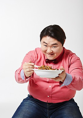 포토 JPG 스튜디오촬영 라이프스타일 남자 음식 젓가락 모션 실내 한명 미소 들기 사람 동양인 상반신 성인 앞모습 30대 한국인 짜장면 비만 주기 뚱보라이프 성인남자한명만 장년만 장년남자만 장년남자한명만 국내포토 1 뷰포인트 수저 표정 인종 내부 생활 장년 중식 몸매 남자만 남자한명만 성인남자만 성인만 파일형식