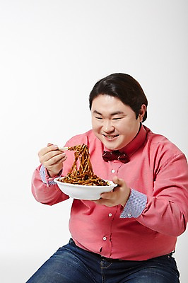 포토 JPG 스튜디오촬영 라이프스타일 응시 남자 음식 젓가락 모션 실내 한명 미소 들기 사람 앉기 동양인 상반신 성인 앞모습 30대 한국인 짜장면 비만 즐거움 뚱보라이프 성인남자한명만 장년만 장년남자만 장년남자한명만 국내포토 1 시선 감정 뷰포인트 수저 표정 인종 내부 생활 장년 중식 몸매 남자만 남자한명만 성인남자만 성인만 파일형식