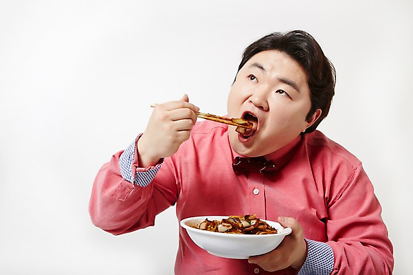 포토 JPG 스튜디오촬영 라이프스타일 남자 음식 젓가락 모션 실내 한명 서기 미소 들기 사람 동양인 상반신 성인 앞모습 30대 한국인 짜장면 먹기 비만 즐거움 뚱보라이프 성인남자한명만 장년만 장년남자만 장년남자한명만 국내포토 1 감정 뷰포인트 수저 표정 인종 내부 생활 장년 중식 몸매 남자만 남자한명만 성인남자만 성인만 파일형식