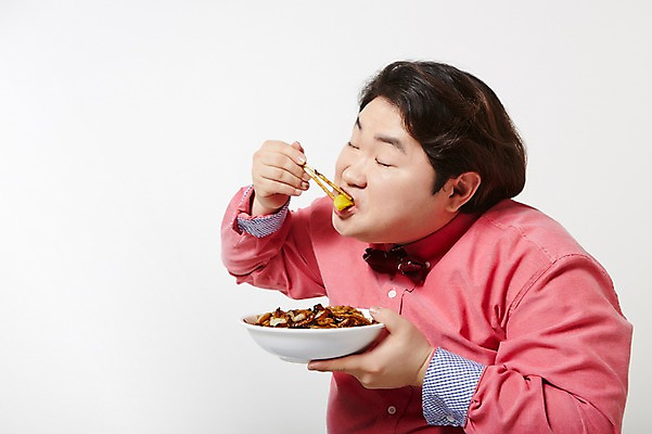포토 JPG 스튜디오촬영 라이프스타일 남자 음식 젓가락 모션 실내 한명 들기 사람 앉기 동양인 상반신 성인 옆모습 30대 눈감음 한국인 짜장면 먹기 비만 즐거움 단무지 뚱보라이프 성인남자한명만 장년만 장년남자만 장년남자한명만 국내포토 1 감정 뷰포인트 수저 인종 내부 생활 장년 중식 몸매 남자만 남자한명만 성인남자만 성인만 파일형식