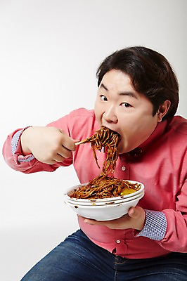 포토 JPG 스튜디오촬영 라이프스타일 남자 음식 젓가락 모션 실내 한명 들기 사람 앉기 동양인 상반신 성인 앞모습 30대 한국인 짜장면 먹기 비만 뚱보라이프 성인남자한명만 장년만 장년남자만 장년남자한명만 국내포토 1 뷰포인트 수저 인종 내부 생활 장년 중식 몸매 남자만 남자한명만 성인남자만 성인만 파일형식