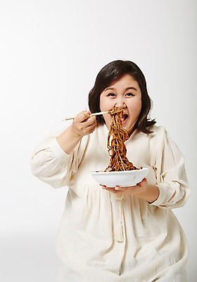 포토 JPG 스튜디오촬영 라이프스타일 여자 음식 젓가락 모션 실내 한명 미소 들기 사람 앉기 동양인 상반신 성인 앞모습 30대 한국인 짜장면 비만 즐거움 뚱보라이프 성인여자한명만 장년만 장년여자만 장년여자한명만 국내포토 1 감정 뷰포인트 수저 표정 인종 내부 생활 장년 중식 몸매 여자만 여자한명만 성인여자만 성인만 파일형식