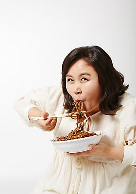포토 JPG 스튜디오촬영 라이프스타일 여자 음식 젓가락 모션 실내 한명 미소 들기 사람 앉기 동양인 상반신 성인 앞모습 30대 한국인 짜장면 먹기 비만 뚱보라이프 성인여자한명만 장년만 장년여자만 장년여자한명만 국내포토 1 뷰포인트 수저 표정 인종 내부 생활 장년 중식 몸매 여자만 여자한명만 성인여자만 성인만 파일형식