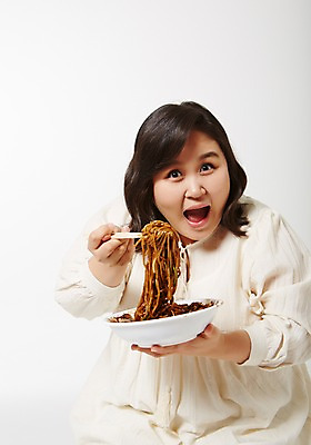 포토 JPG 스튜디오촬영 라이프스타일 여자 음식 젓가락 모션 실내 한명 미소 들기 사람 앉기 동양인 상반신 성인 앞모습 30대 한국인 짜장면 비만 즐거움 주기 뚱보라이프 성인여자한명만 장년만 장년여자만 장년여자한명만 국내포토 1 감정 뷰포인트 수저 표정 인종 내부 생활 장년 중식 몸매 여자만 여자한명만 성인여자만 성인만 파일형식
