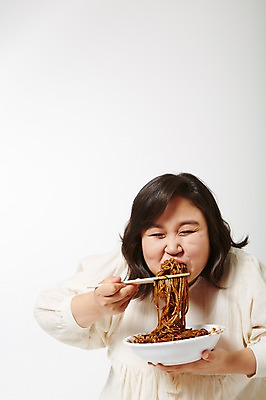 포토 JPG 스튜디오촬영 라이프스타일 여자 음식 젓가락 모션 실내 한명 미소 들기 사람 앉기 동양인 상반신 성인 앞모습 30대 눈감음 한국인 짜장면 먹기 비만 즐거움 뚱보라이프 성인여자한명만 장년만 장년여자만 장년여자한명만 국내포토 1 감정 뷰포인트 수저 표정 인종 내부 생활 장년 중식 몸매 여자만 여자한명만 성인여자만 성인만 파일형식