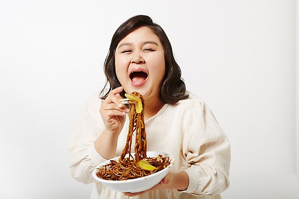 포토 JPG 스튜디오촬영 라이프스타일 여자 음식 젓가락 모션 실내 한명 미소 들기 사람 앉기 동양인 상반신 성인 앞모습 30대 한국인 짜장면 먹기 비만 즐거움 단무지 뚱보라이프 성인여자한명만 장년만 장년여자만 장년여자한명만 국내포토 1 감정 뷰포인트 수저 표정 인종 내부 생활 장년 중식 몸매 여자만 여자한명만 성인여자만 성인만 파일형식