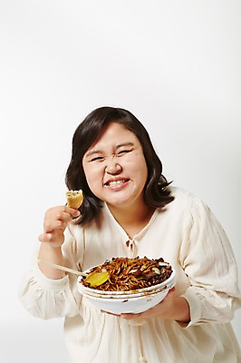 포토 JPG 스튜디오촬영 라이프스타일 여자 음식 젓가락 모션 실내 한명 미소 들기 사람 앉기 동양인 상반신 성인 앞모습 30대 한국인 짜장면 먹기 비만 즐거움 만두 단무지 뚱보라이프 성인여자한명만 장년만 장년여자만 장년여자한명만 국내포토 1 감정 뷰포인트 수저 표정 인종 내부 생활 장년 중식 몸매 여자만 여자한명만 성인여자만 성인만 파일형식