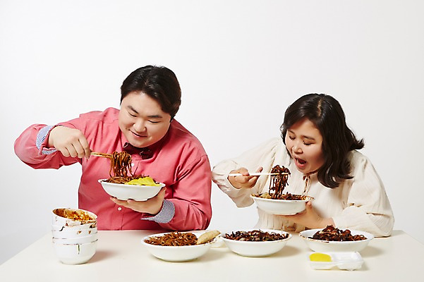 포토 JPG 스튜디오촬영 라이프스타일 여자 남자 음식 젓가락 모션 탁자 실내 미소 들기 사람 앉기 동양인 상반신 성인 두명 앞모습 30대 한국인 짜장면 먹기 비만 단무지 뚱보라이프 장년만 성인만 국내포토 뷰포인트 가구 수저 표정 인종 내부 생활 장년 중식 몸매 파일형식