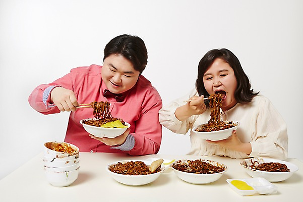 포토 JPG 스튜디오촬영 라이프스타일 여자 남자 음식 젓가락 모션 탁자 실내 미소 들기 사람 앉기 동양인 상반신 성인 두명 앞모습 30대 한국인 짜장면 먹기 비만 즐거움 단무지 뚱보라이프 장년만 성인만 국내포토 감정 뷰포인트 가구 수저 표정 인종 내부 생활 장년 중식 몸매 파일형식