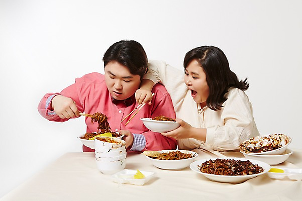 포토 JPG 스튜디오촬영 라이프스타일 여자 남자 음식 젓가락 모션 탁자 실내 들기 사람 앉기 동양인 상반신 성인 두명 앞모습 30대 한국인 짜장면 먹기 비만 단무지 뚱보라이프 장년만 성인만 뺏기 국내포토 뷰포인트 가구 수저 인종 내부 생활 장년 중식 몸매 파일형식