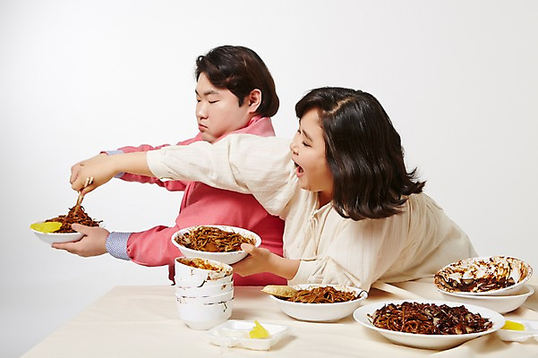 포토 JPG 스튜디오촬영 라이프스타일 여자 남자 음식 젓가락 모션 탁자 실내 사람 앉기 동양인 상반신 성인 두명 옆모습 30대 한국인 짜장면 먹기 비만 단무지 뚱보라이프 장년만 성인만 뺏기 국내포토 뷰포인트 가구 수저 인종 내부 생활 장년 중식 몸매 파일형식