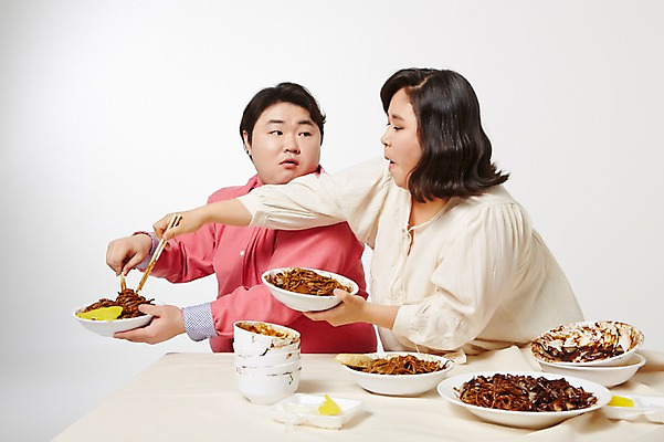 포토 JPG 스튜디오촬영 라이프스타일 응시 여자 남자 음식 젓가락 모션 탁자 실내 들기 사람 앉기 동양인 상반신 성인 두명 앞모습 30대 한국인 짜장면 비만 단무지 뚱보라이프 장년만 성인만 뺏기 국내포토 시선 뷰포인트 가구 수저 인종 내부 생활 장년 중식 몸매 파일형식