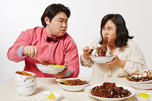 포토 JPG 스튜디오촬영 라이프스타일 응시 여자 남자 음식 젓가락 모션 실내 서기 미소 들기 사람 동양인 상반신 성인 두명 앞모습 30대 한국인 짜장면 먹기 비만 즐거움 단무지 군만두 뚱보라이프 장년만 성인만 국내포토 시선 감정 뷰포인트 수저 표정 인종 내부 생활 장년 중식 몸매 만두 파일형식