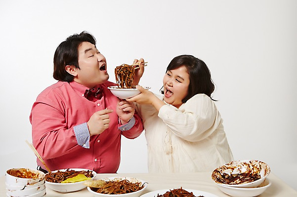 포토 JPG 스튜디오촬영 라이프스타일 여자 남자 음식 젓가락 모션 탁자 실내 미소 들기 사람 앉기 동양인 상반신 성인 두명 앞모습 30대 한국인 짜장면 먹여주기 비만 즐거움 만두 단무지 뚱보라이프 장년만 성인만 국내포토 감정 뷰포인트 가구 수저 표정 인종 내부 생활 장년 중식 먹기 몸매 파일형식