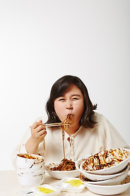 포토 JPG 스튜디오촬영 라이프스타일 그릇 여자 음식 젓가락 모션 탁자 실내 한명 미소 들기 사람 앉기 동양인 상반신 성인 앞모습 30대 한국인 짜장면 먹기 비만 즐거움 단무지 빈그릇 뚱보라이프 성인여자한명만 장년만 장년여자만 장년여자한명만 국내포토 1 식기 감정 뷰포인트 가구 수저 표정 인종 내부 생활 장년 중식 몸매 여자만 여자한명만 성인여자만 성인만 파일형식