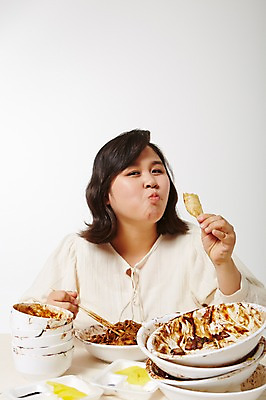 포토 JPG 스튜디오촬영 라이프스타일 여자 음식 젓가락 모션 탁자 실내 한명 미소 들기 사람 앉기 동양인 상반신 성인 앞모습 30대 한국인 짜장면 먹기 비만 만두 단무지 빈그릇 뚱보라이프 성인여자한명만 장년만 장년여자만 장년여자한명만 국내포토 1 그릇 뷰포인트 가구 수저 표정 인종 내부 생활 장년 중식 몸매 여자만 여자한명만 성인여자만 성인만 파일형식