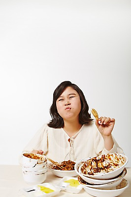포토 JPG 스튜디오촬영 라이프스타일 여자 음식 젓가락 모션 탁자 실내 한명 미소 들기 사람 앉기 동양인 상반신 성인 앞모습 30대 한국인 짜장면 먹기 비만 즐거움 만두 단무지 빈그릇 뚱보라이프 성인여자한명만 장년만 장년여자만 장년여자한명만 국내포토 1 그릇 감정 뷰포인트 가구 수저 표정 인종 내부 생활 장년 중식 몸매 여자만 여자한명만 성인여자만 성인만 파일형식