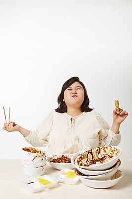 포토 JPG 스튜디오촬영 라이프스타일 여자 음식 젓가락 모션 탁자 실내 한명 미소 들기 사람 앉기 동양인 상반신 성인 앞모습 30대 한국인 짜장면 비만 즐거움 만두 단무지 빈그릇 뚱보라이프 성인여자한명만 장년만 장년여자만 장년여자한명만 국내포토 1 그릇 감정 뷰포인트 가구 수저 표정 인종 내부 생활 장년 중식 몸매 여자만 여자한명만 성인여자만 성인만 파일형식