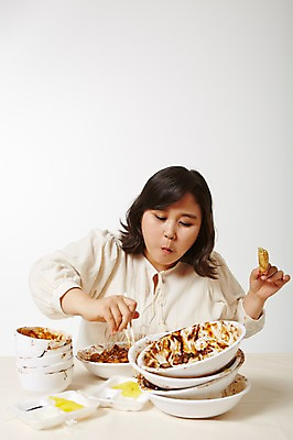 포토 JPG 스튜디오촬영 라이프스타일 여자 음식 젓가락 모션 탁자 실내 한명 들기 사람 앉기 동양인 상반신 성인 앞모습 30대 한국인 짜장면 먹기 비만 만두 단무지 빈그릇 뚱보라이프 성인여자한명만 장년만 장년여자만 장년여자한명만 국내포토 1 그릇 뷰포인트 가구 수저 인종 내부 생활 장년 중식 몸매 여자만 여자한명만 성인여자만 성인만 파일형식
