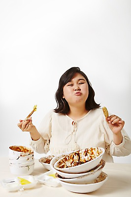 포토 JPG 스튜디오촬영 라이프스타일 여자 음식 젓가락 모션 탁자 실내 한명 미소 들기 사람 앉기 동양인 상반신 성인 앞모습 30대 한국인 짜장면 먹기 비만 만두 단무지 빈그릇 뚱보라이프 성인여자한명만 장년만 장년여자만 장년여자한명만 국내포토 1 그릇 뷰포인트 가구 수저 표정 인종 내부 생활 장년 중식 몸매 여자만 여자한명만 성인여자만 성인만 파일형식