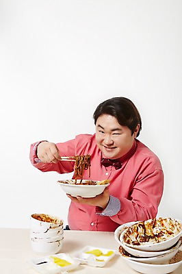 포토 JPG 스튜디오촬영 라이프스타일 그릇 남자 음식 젓가락 모션 탁자 실내 한명 미소 들기 사람 앉기 동양인 상반신 성인 앞모습 30대 한국인 짜장면 비만 즐거움 단무지 빈그릇 뚱보라이프 성인남자한명만 장년만 장년남자만 장년남자한명만 국내포토 1 식기 감정 뷰포인트 가구 수저 표정 인종 내부 생활 장년 중식 몸매 남자만 남자한명만 성인남자만 성인만 파일형식
