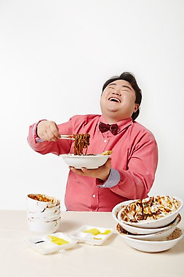 포토 JPG 스튜디오촬영 라이프스타일 남자 음식 젓가락 모션 탁자 실내 한명 미소 들기 사람 앉기 동양인 상반신 성인 앞모습 30대 한국인 짜장면 비만 즐거움 단무지 빈그릇 뚱보라이프 성인남자한명만 장년만 장년남자만 장년남자한명만 국내포토 1 그릇 감정 뷰포인트 가구 수저 표정 인종 내부 생활 장년 중식 몸매 남자만 남자한명만 성인남자만 성인만 파일형식
