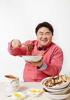 포토 JPG 스튜디오촬영 라이프스타일 남자 음식 젓가락 모션 탁자 실내 한명 미소 들기 사람 앉기 동양인 상반신 성인 앞모습 30대 한국인 짜장면 비만 단무지 빈그릇 뚱보라이프 성인남자한명만 장년만 장년남자만 장년남자한명만 국내포토 1 그릇 뷰포인트 가구 수저 표정 인종 내부 생활 장년 중식 몸매 남자만 남자한명만 성인남자만 성인만 파일형식
