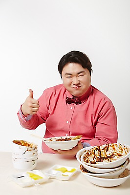 포토 JPG 스튜디오촬영 라이프스타일 남자 음식 젓가락 모션 탁자 실내 한명 미소 들기 사람 앉기 동양인 손짓 상반신 성인 앞모습 30대 한국인 최고 짜장면 비만 즐거움 단무지 빈그릇 뚱보라이프 성인남자한명만 장년만 장년남자만 장년남자한명만 국내포토 1 그릇 감정 뷰포인트 가구 수저 표정 인종 내부 생활 장년 중식 몸매 남자만 남자한명만 성인남자만 성인만 파일형식