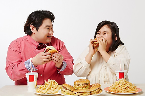 포토 JPG 스튜디오촬영 라이프스타일 여자 남자 음식 모션 탁자 패스트푸드 실내 미소 들기 사람 앉기 동양인 상반신 성인 두명 앞모습 30대 한국인 감자튀김 햄버거 먹기 비만 즐거움 콜라 뚱보라이프 장년만 성인만 국내포토 감정 뷰포인트 가구 감자 표정 인종 내부 생활 장년 튀김 인스턴트 몸매 탄산음료 파일형식