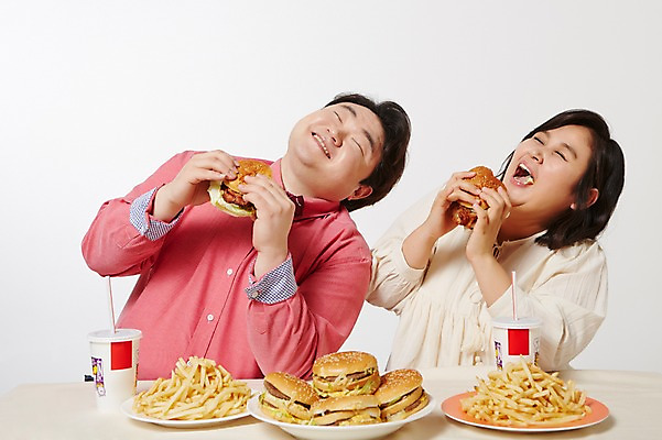 포토 JPG 스튜디오촬영 라이프스타일 여자 남자 음식 모션 탁자 패스트푸드 실내 미소 들기 사람 앉기 동양인 상반신 성인 두명 앞모습 30대 한국인 감자튀김 햄버거 먹기 비만 즐거움 콜라 뚱보라이프 장년만 성인만 국내포토 감정 뷰포인트 가구 감자 표정 인종 내부 생활 장년 튀김 인스턴트 몸매 탄산음료 파일형식