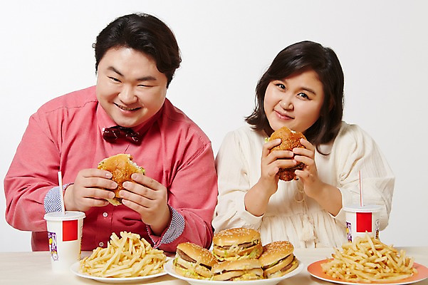 포토 JPG 스튜디오촬영 라이프스타일 여자 남자 음식 모션 패스트푸드 실내 미소 들기 사람 앉기 동양인 상반신 성인 두명 앞모습 30대 한국인 감자튀김 햄버거 먹기 비만 즐거움 콜라 뚱보라이프 장년만 성인만 국내포토 감정 뷰포인트 감자 표정 인종 내부 생활 장년 튀김 인스턴트 몸매 탄산음료 파일형식