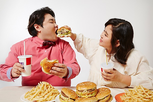 포토 JPG 스튜디오촬영 라이프스타일 여자 남자 음식 모션 탁자 패스트푸드 실내 들기 사람 앉기 동양인 상반신 성인 두명 앞모습 30대 한국인 감자튀김 햄버거 먹기 먹여주기 비만 즐거움 콜라 뚱보라이프 장년만 성인만 국내포토 감정 뷰포인트 가구 감자 인종 내부 생활 장년 튀김 인스턴트 몸매 탄산음료 파일형식