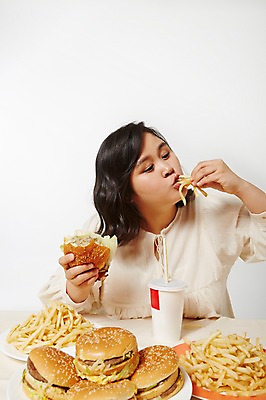 포토 JPG 스튜디오촬영 라이프스타일 여자 음식 모션 탁자 패스트푸드 실내 한명 미소 들기 사람 앉기 동양인 상반신 성인 앞모습 30대 한국인 감자튀김 햄버거 먹기 비만 즐거움 콜라 뚱보라이프 성인여자한명만 장년만 장년여자만 장년여자한명만 국내포토 1 감정 뷰포인트 가구 감자 표정 인종 내부 생활 장년 튀김 인스턴트 몸매 탄산음료 여자만 여자한명만 성인여자만 성인만 파일형식